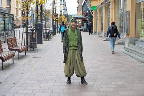 Tamperelainen opiskelija Arra Korhonen pukeutuu usein vihreään, sillä se on lempeä ja rauhallinen väri. Päivän asu tuntui hänestä mukavalta. Housut oli hankittu Auringosta, takki Intersportista ja huppari kirppikseltä.