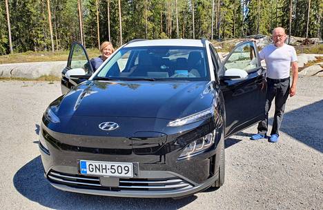 Sirpa ja Jukka Etelälahdella on nyt puolen vuoden kokemus täyssähköautosta. He ovat olleet hankintaansa tyytyväisiä. Eläkkeellä on aikaa suunnitella lomareissut niin, että matkan varrelta löytyy latauspisteitä.
