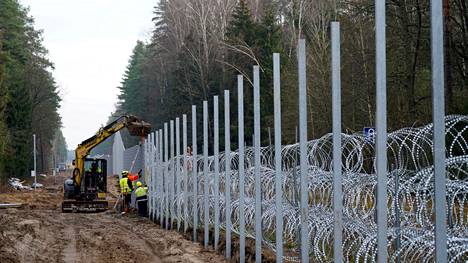 Työntekijät pystyttivät raja-aitaa Liettuassa marraskuun alussa. 