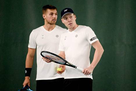Lloyd Glasspool ja Harri Heliövaara (oikealla) etenivät nelinpelifinaaliin Lontoon ATP-turnauksessa. Kuva Helsingistä joulukuulta 2021.