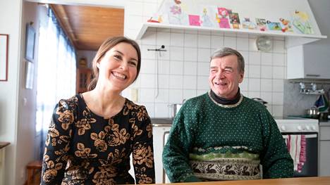 Eeva Kalli (kesk.) ja isä Timo Kalli Eevan lapsuudenkodissa, jossa perhe seurasi ääntenlaskentaa.