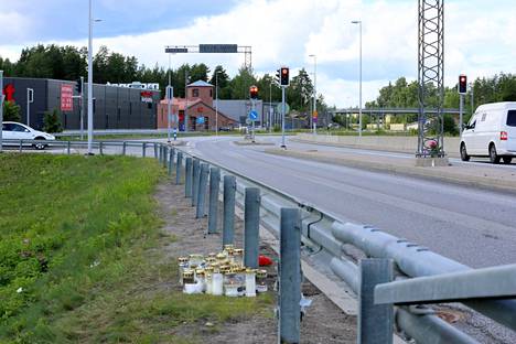 Onnettomuuspaikalle oli tuotu kukkia ja kynttilöitä Savonlinnassa 31. heinäkuuta.