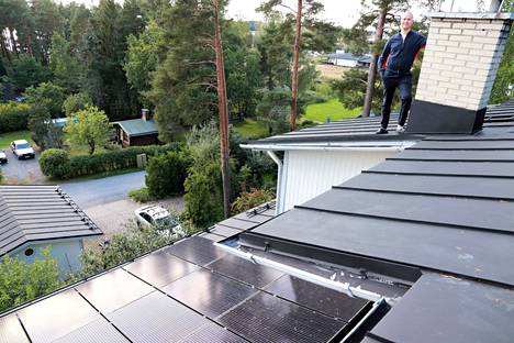 Naantalissa tehtiin viime vuonna osuvaan aikaan aurinkosähkön yhteiskilpailutus ja -hankinta, sillä tänä vuonna odotusajat ovat pidentyneet. Naantalilainen Lauri Sinisalo sai järjestelmän käyttöönsä kesäkuussa 2021.