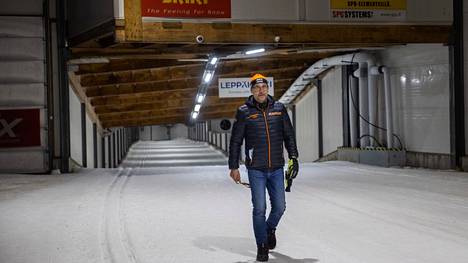Jämin hiihtotunneli on yksi alueen erikoisuuksista. Sekin on ollut vuoden alussa suljettuna koronavirusrajoitusten takia. Kuvassa kävelee Jämin Jänteen pitkäaikainen puheenjohtaja Asko Uurasjärvi.