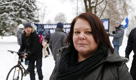 Terhi Kiemunki Rajat kiinni -kansanliikeen järjestämässä mielenilmaisussa naisrauhan puolesta Tampereella Tampere-talon edustalla 23. tammikuuta 2016.