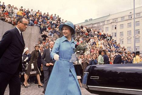 Kuningatar Elisabet vieraili myös Temppeliaukion kirkossa Suomen vierailunsa aikana.