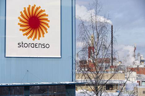 Metsäyhtiö Stora Enson muutosneuvotteluiden piirissä on noin 1 300 ihmistä. Yhtiön Oulun tehtaan edustalla kuvattiin helmikuussa 2022.