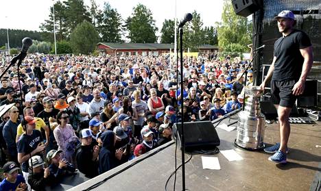 Stanley Cup -voittaja Mikko Rantanen toi pokaalin näytille Nousiaisiin.