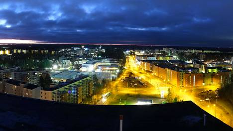 Öisessä maisemassa hehkuvat keltaisena kaupungin valot. Livekamera tuottaa kuvaa ympäri vuorokauden.