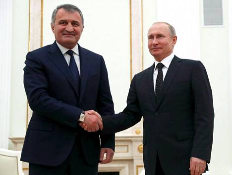 Etelä-Ossetian alueen nykyisen johtajan edeltäjä Anatoli Bibilov kätteli Venäjän presidenttiä Vladimir Putinia vuoden 2019 maaliskuussa Moskovassa.