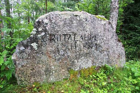 Riitalahden kahakasta muistuttava muistokivi paljastettiin 22.7.1955 järjestetyssä yleisötilaisuudessa Keuruulla.