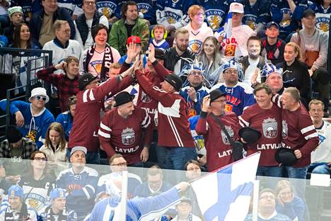 Latvian fanit aihetta riemuun Suomi-kamppailun avauserässä. Latvia siirtyi 1–0-johtoon.