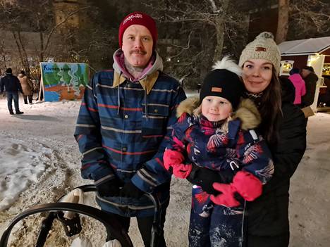 Mikko ja Katri Huhtanen Varilasta olivat joulumarkkinoilla lastensa Fionan ja vaunuissa matkustaneen Danielin kanssa.