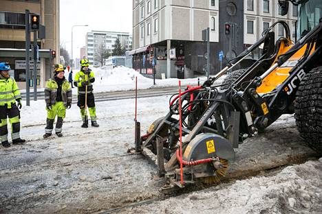 Urapuhdistin helpotti ratikan raiteiden kunnossapidon porukan käsitöitä Itsenäisyydenkadulla Tampereella maanantaina. 