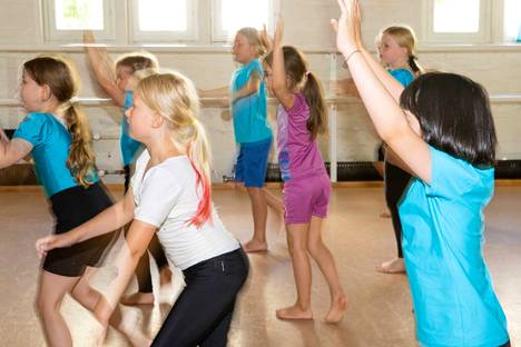 Dance Up Academyn iltapäiväkerhossa ohjelmassa on tanssin lisäksi läksyjen tekemistä, leikkimistä ja piirtelyä.