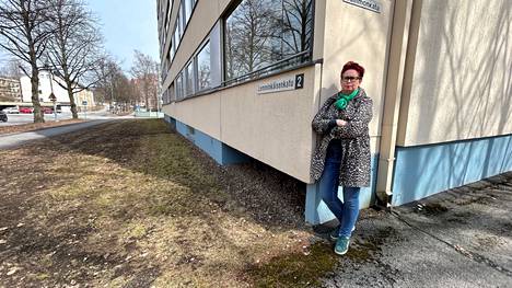 Lemminkäisenkatu 2 kelpasi osoitteeksi 62 vuotta, mutta kesällä kaupunki aikoo muuttaa sen Väinämöisenkatu 30:ksi. Elisa Lindén on yksi talon asukkaista, joka hämmästelee muutosaikeita.