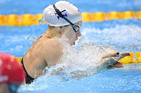 Ida Hulkko ui naisten 50 metrin rintauinnin finaalissa. MM-finaali uidaan kello 16.42 Suomen aikaa perjantaina.
