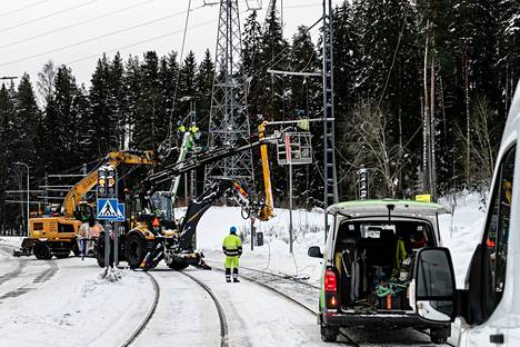 Kuorma-auton lava otti kiinni raitiotien ajolankoihin Tampereen Kalevassa aamukahdeksan aikaan maanantaina. Kello 10 jälkeen paikalla oli korjausryhmä. 