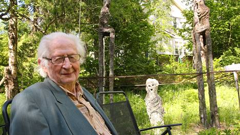 Ossi Somman veistospuisto sijaitsee Siurossa. Pitkän uran tehnyt taiteilija kuoli 94-vuotiaana syyskuussa 2020. 