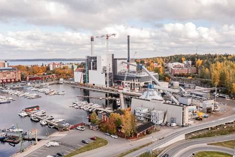Tampereen Sähkölaitoksen Naistenlahti 3 -biovoimalaitos kuvattuna 28. syyskuuta 2021.