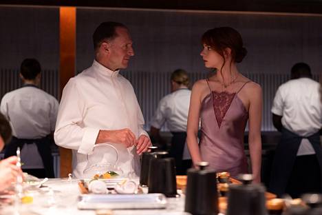 Ralph Fiennes ja Anya Taylor-Joy näyttelevät elokuvan The Menu pääosissa.