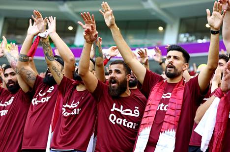 Valtaosa kannattajapäädyn miehistä on pukeutunut identtisiin viinipunaisiin paitoihin, joiden etumuksessa lukee ”Qatar” ja selässä ”All for Al Annabi”.