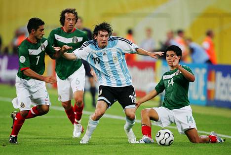 Messi kamppaili kolmea Meksikon pelaajaa vastaan Saksan MM-kilpailuissa Leipzigissa vuonna 2006. 