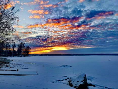 Eino Matinniemi kuvasi Viholan rannasta talven väri-iloittelua.
