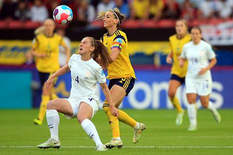 Turnausjärjestäjä Englanti eteni loppuotteluun naisten EM-jalkapallossa voittamalla  välierässä Ruotsin 4–0. 