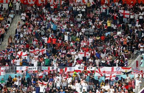 Englantilaiset jalkapallofanit juhlivat Englanti–Iran-ottelussa.