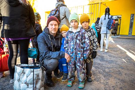 Elias Tevaniemi jonotti tiistaiaamuna sisäänpääsyä Tesoman päiväkotiin yhdessä 5-vuotiaiden Kasperin ja Elmerin sekä 2-vuotiaan Aapelin kanssa.