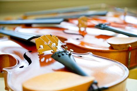 Porilaista muusikkoa syytetään viuluihin liittyvästä petoksesta. Kuvituskuvan soittimet eivät liity uutisessa käsiteltyyn tapaukseen.
