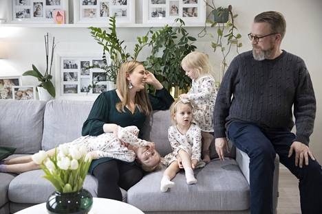 Annika Kangasmaa osallistuu isänsä Martti Kasken kanssa uuteen Mestarileipurit tv-kisaan. Aino, 6, Ella, 4, ja Oona, 2, jännittävät, miten äidin ja vaarin käy.