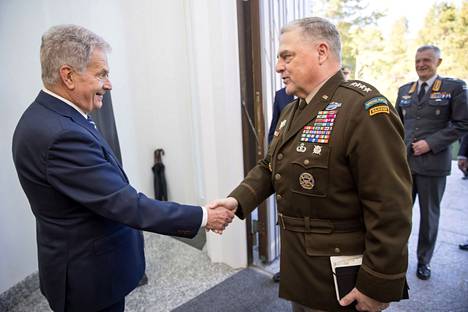 Tasavallan presidentti Sauli Niinistö ja Yhdysvaltain puolustus­haara­komentajien neuvoston puheenjohtajan, kenraali Mark Milleyn Mäntyniemessä 3. kesäkuuta.