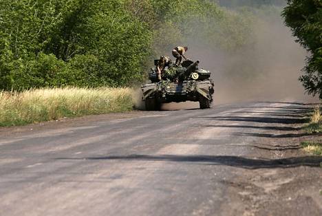 Arkistokuvassa Ukrainan panssarivaunu kuvattuna Donetskin alueella keskiviikkona.