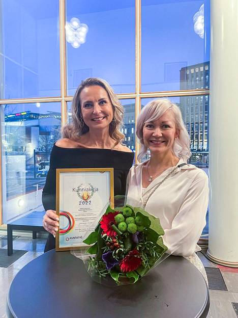 Yhteisopettajuuspari Piia Hakomäki ja Mira Vänskä kävivät vastaanottamassa palkinnon Kuntatyö2030-gaalassa.