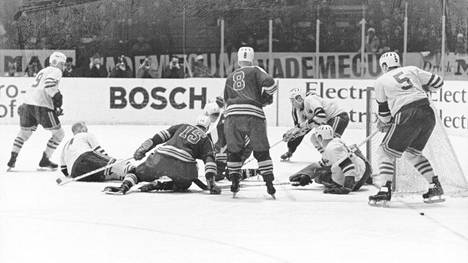 Suomi–Ruotsi-ottelu Hakametsän upouudessa jäähallissa MM-kisoissa 1965. Ottelu päättyi 2–2. Tässä jutussa kerätään muistoja menneistä MM-kisoista – esimerkiksi näistä.