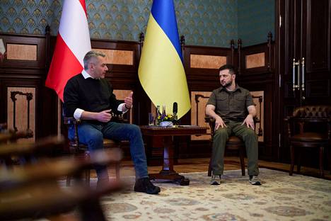 Itävallan liittokansleri Karl Nehammer tapasi Ukrainan presidentin Volodymyr Zelenskyn Kiovassa lauantaina.