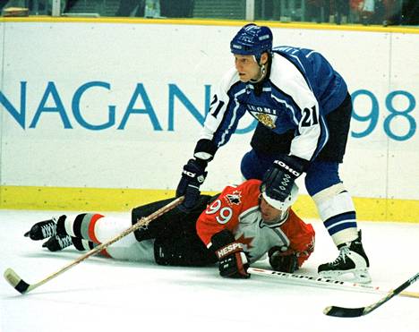 Lumme kurittamassa Wayne Gretzkyä Naganon olympialaisissa 1998. 