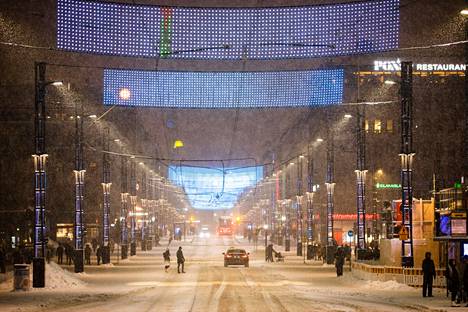 Ratikalla tehdään 27 prosenttia tämän vuoden noin 43 miljoonasta matkasta joukkoliikenteessä Tampereella. Ennätyksiä rikottiin joulukuun toisen viikon perjantaina. Ihmisiä oli paljon liikkeellä myös lauantaina 10. joulukuuta Tampereen keskustassa.