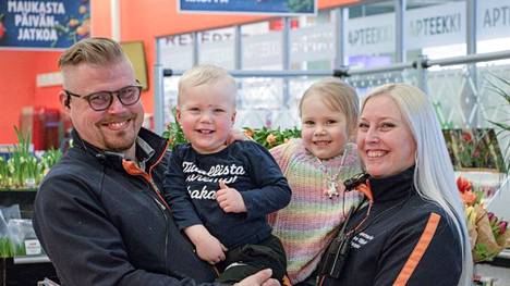 Rauman K-supermarket Rosmariinin kauppiaat Ossi ja Irene Elläjoki aloittavat ensi torstaina myös K-rauta Pietarsaaren kauppiasparina. Vanhempiensa mukana kaupassa ovat usein myös Armas ja Ilona Elläjoki. 