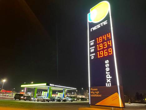 Tampereella Turtolan Nesteellä polttoaine maksoi maanantaina 5. joulukuuta alle kaksi euroa litralta.