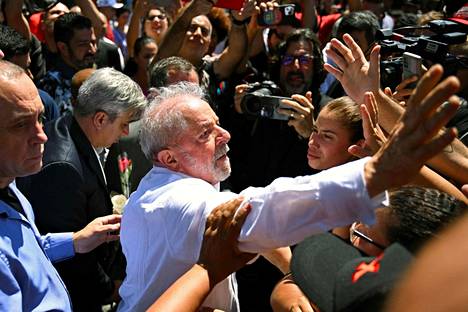 Lula tervehti kannattajiaan käytyään äänestämässä São Paulossa sunnuntaina.
