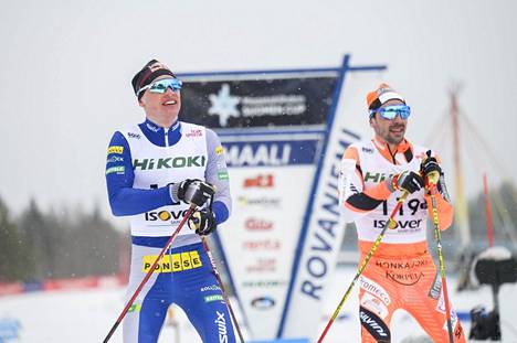 Iivo Niskanen (vas.) hiihti Ounasvaaran viidellä kympillä selvään voittoon. Ristomatti Hakola oli toinen.