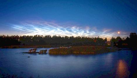 Kesä-, heinä- ja elokuussa voi nähdä valaisevia yöpilviä, joita esiintyy 1–2 tuntia auringonlaskun jälkeen. 
