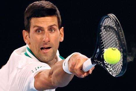 Tennistähti Novak Djokovic pyytää myös siirtoa pois melbournelaisesta hotellista, jossa hän odottaa viisumivalituksensa käsittelyä.