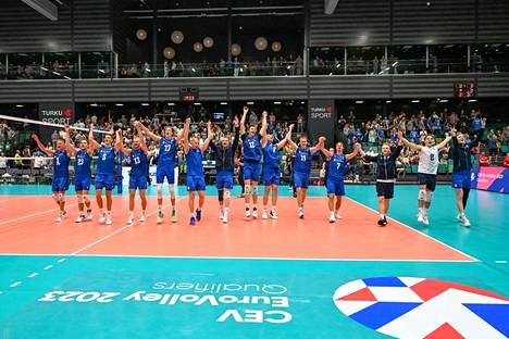 Suomen joukkue juhli Turussa EM-kisapaikkaa Latvia-voiton jälkeen.