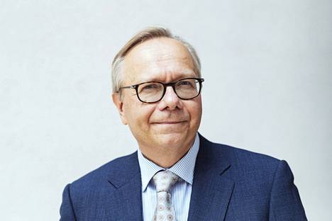 OP-ryhmän pääekonomisti Reijo Heiskanen konsernin puolivuosikatsauksen mediatilaisuudessa Helsingissä 27. heinäkuuta 2022.