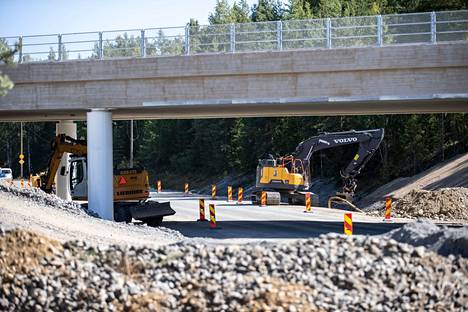 Miemolan siltatyömaan alueella Lempäälässä katkotut neljä kaapelia pysäyttivät juna­liikenteen viime viikon maanantaina tunneiksi Tampereen ja Riihimäen välillä. 