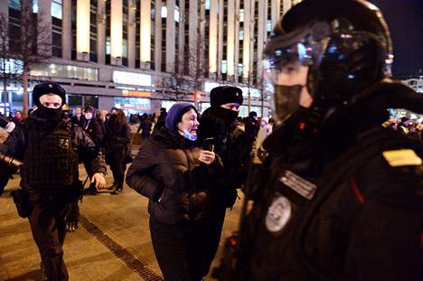 Poliisit pidättivät sotaa vastustavia mielenosoittajia Moskovassa Venäjällä 24. helmikuuta 2022.